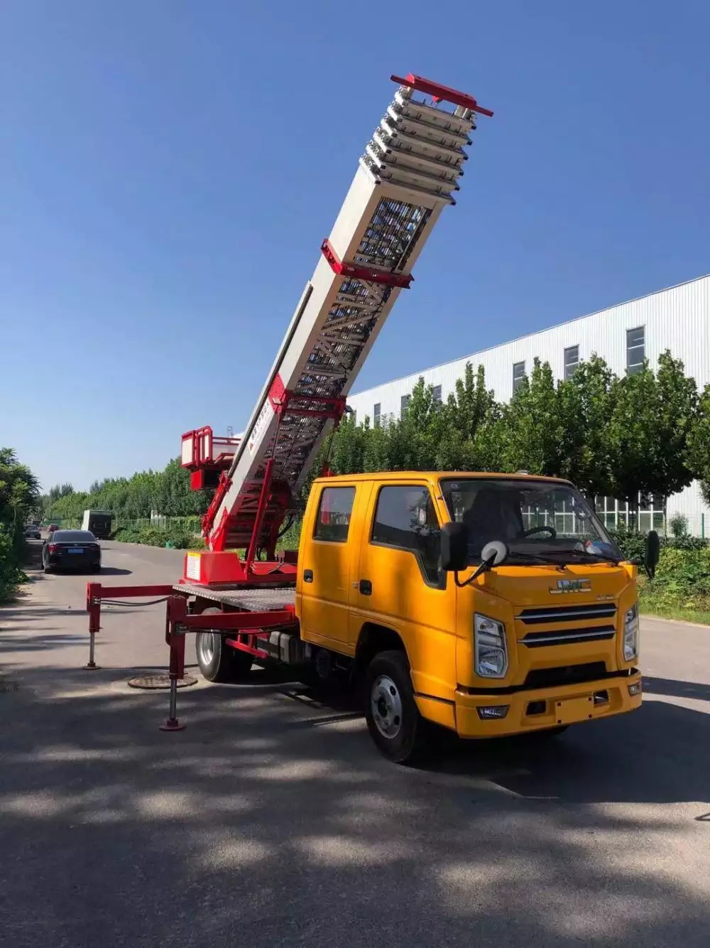 东英镇附近的云梯车出租服务：轻松解决高空作业需求