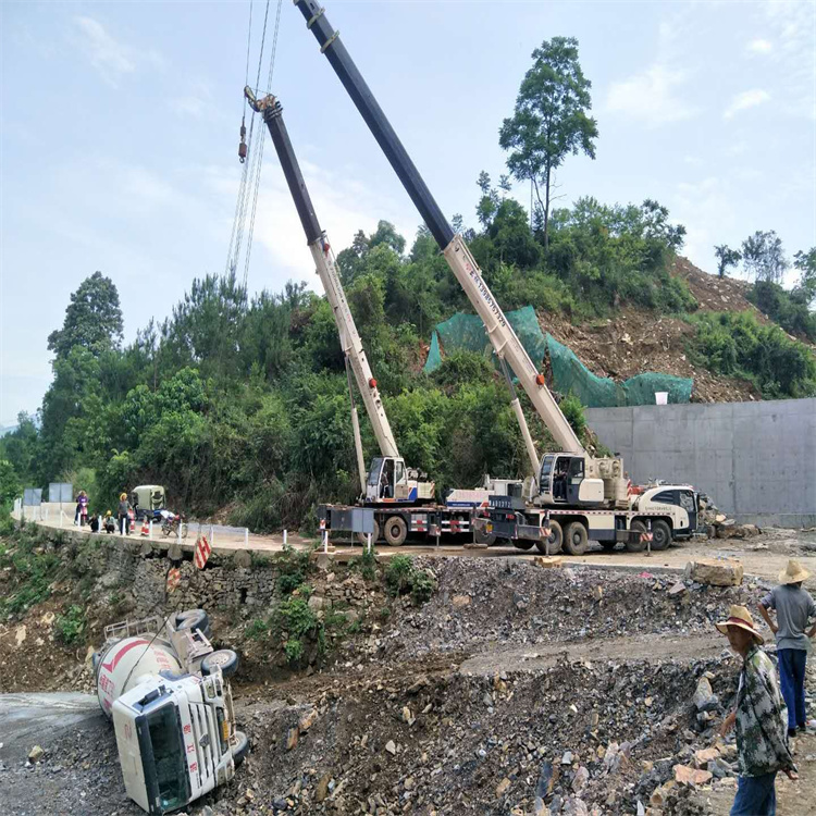 东英镇汽车掉沟里叫吊车救援要多少钱
